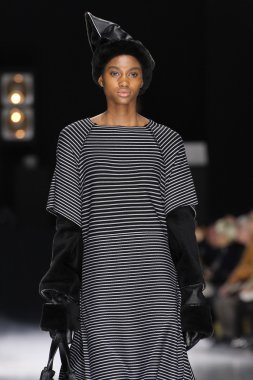 Issey Miyake gösterisi olarak Paris moda haftası