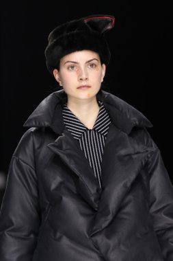Issey Miyake gösterisi olarak Paris moda haftası