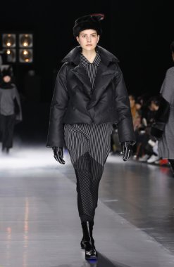 Issey Miyake gösterisi olarak Paris moda haftası