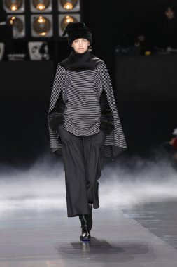 Issey Miyake gösterisi olarak Paris moda haftası