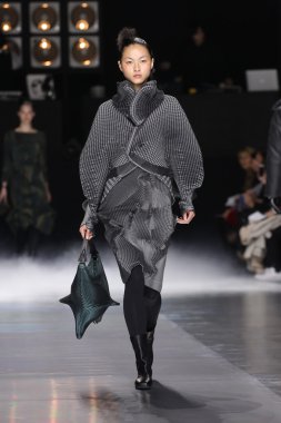 Issey Miyake gösterisi olarak Paris moda haftası