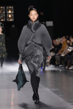 Issey Miyake gösterisi olarak Paris moda haftası