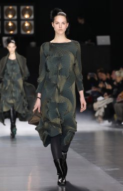 Issey Miyake gösterisi olarak Paris moda haftası