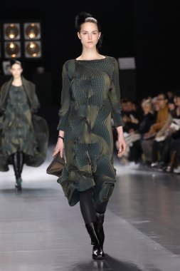 Issey Miyake gösterisi olarak Paris moda haftası