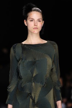 Issey Miyake gösterisi olarak Paris moda haftası