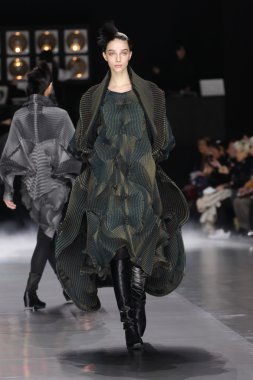 Issey Miyake gösterisi olarak Paris moda haftası