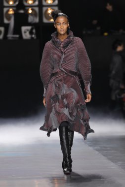 Issey Miyake gösterisi olarak Paris moda haftası