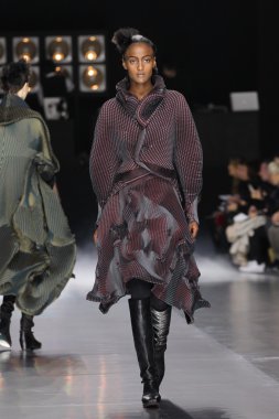 Issey Miyake gösterisi olarak Paris moda haftası