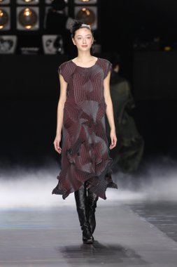 Issey Miyake gösterisi olarak Paris moda haftası