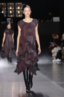 Issey Miyake gösterisi olarak Paris moda haftası