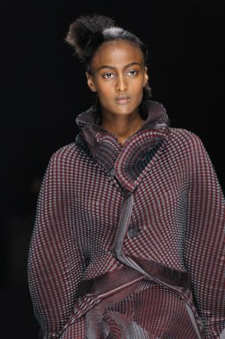 Issey Miyake gösterisi olarak Paris moda haftası