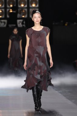 Issey Miyake gösterisi olarak Paris moda haftası