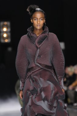 Issey Miyake gösterisi olarak Paris moda haftası