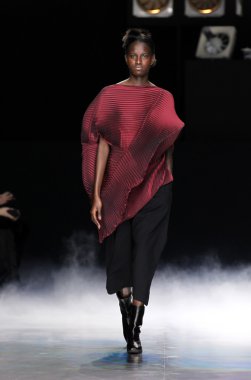 Issey Miyake gösterisi olarak Paris moda haftası