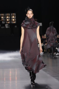 Issey Miyake gösterisi olarak Paris moda haftası