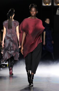 Issey Miyake gösterisi olarak Paris moda haftası