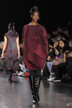 Issey Miyake gösterisi olarak Paris moda haftası