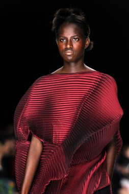 Issey Miyake gösterisi olarak Paris moda haftası