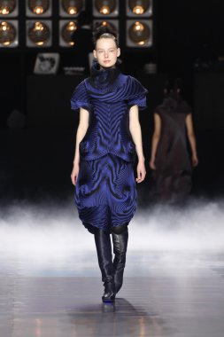 Issey Miyake gösterisi olarak Paris moda haftası