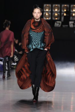 Issey Miyake gösterisi olarak Paris moda haftası