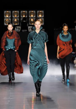 Issey Miyake gösterisi olarak Paris moda haftası