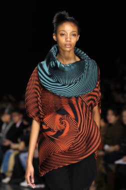 Issey Miyake gösterisi olarak Paris moda haftası