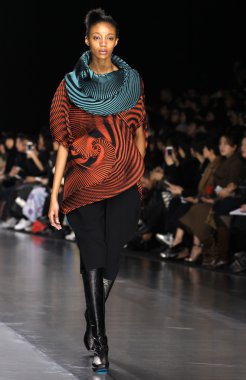Issey Miyake gösterisi olarak Paris moda haftası