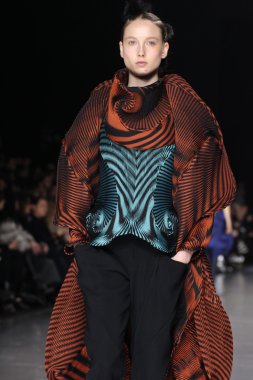 Issey Miyake gösterisi olarak Paris moda haftası