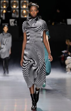 Issey Miyake gösterisi olarak Paris moda haftası