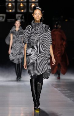 Issey Miyake gösterisi olarak Paris moda haftası