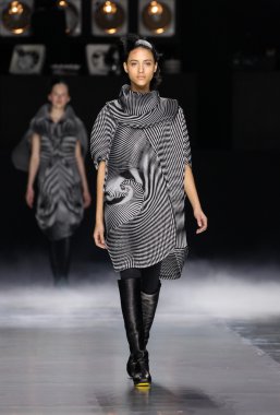Issey Miyake gösterisi olarak Paris moda haftası