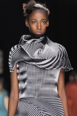 Issey Miyake gösterisi olarak Paris moda haftası