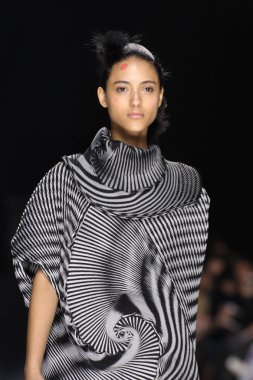 Issey Miyake gösterisi olarak Paris moda haftası