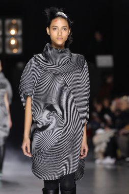 Issey Miyake gösterisi olarak Paris moda haftası