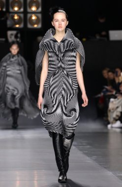 Issey Miyake gösterisi olarak Paris moda haftası