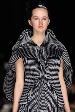 Issey Miyake gösterisi olarak Paris moda haftası