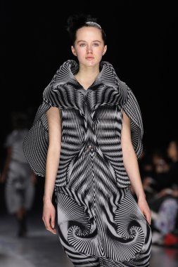 Issey Miyake gösterisi olarak Paris moda haftası