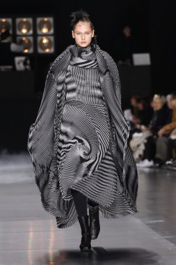 Issey Miyake gösterisi olarak Paris moda haftası
