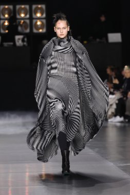 Issey Miyake gösterisi olarak Paris moda haftası