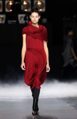 Issey Miyake gösterisi olarak Paris moda haftası