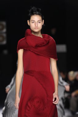 Issey Miyake gösterisi olarak Paris moda haftası