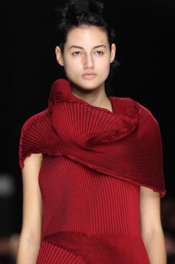 Issey Miyake gösterisi olarak Paris moda haftası
