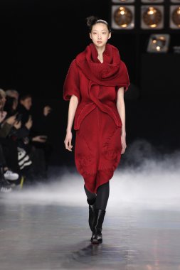 Issey Miyake gösterisi olarak Paris moda haftası