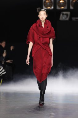 Issey Miyake gösterisi olarak Paris moda haftası
