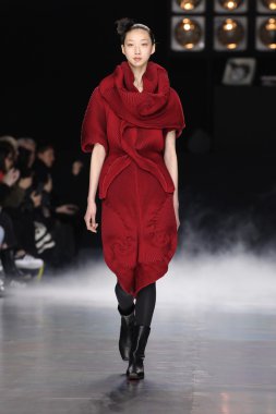 Issey Miyake gösterisi olarak Paris moda haftası