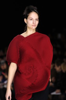 Issey Miyake gösterisi olarak Paris moda haftası