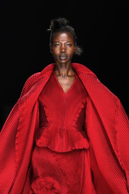 Issey Miyake gösterisi olarak Paris moda haftası