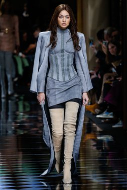 Balmain gösterisi olarak Paris moda haftası