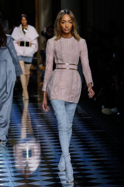 Balmain gösterisi olarak Paris moda haftası
