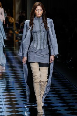 Balmain gösterisi olarak Paris moda haftası